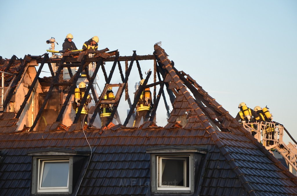 Feuer 3 Dachstuhl Koeln Buchforst Kalk Muelheimerstr P218.JPG